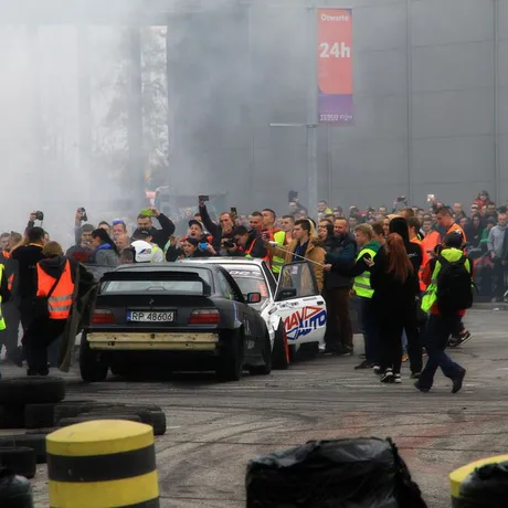 Pokazy driftu na Festiwalu Motoryzacyjnym w Rzeszowie  - fot 7