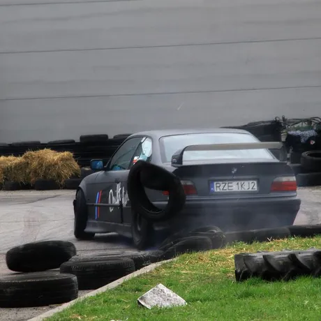 Pokazy driftu na Festiwalu Motoryzacyjnym w Rzeszowie  - fot 6