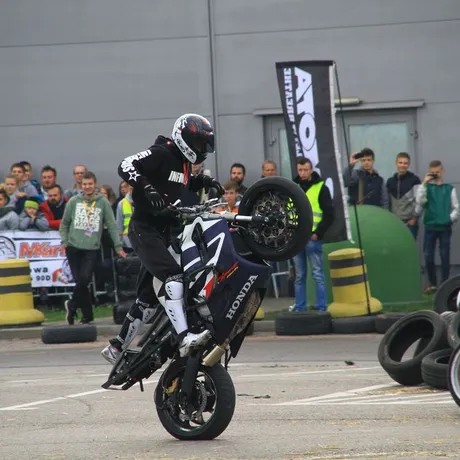 Pokazy driftu na Festiwalu Motoryzacyjnym w Rzeszowie  - fot 4