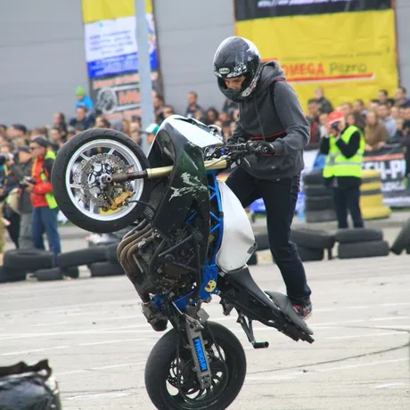 Pokazy driftu na Festiwalu Motoryzacyjnym w Rzeszowie  - fot 3