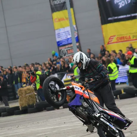 Pokazy driftu na Festiwalu Motoryzacyjnym w Rzeszowie  - fot 2