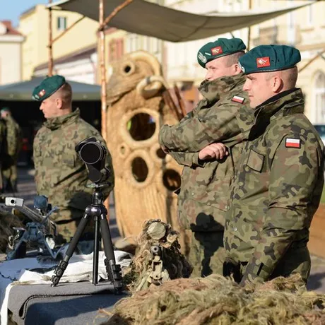 Żołnierze polscy i amerykańscy na Rynku - fot 9