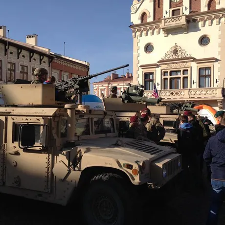 Żołnierze polscy i amerykańscy na Rynku - fot 18
