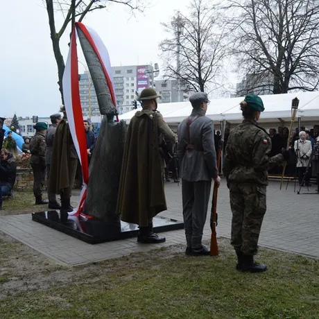 Odsłonięcie pomnika smoleńskiego - fot 9