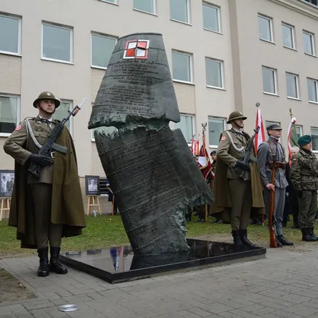 Odsłonięcie pomnika smoleńskiego - fot 4