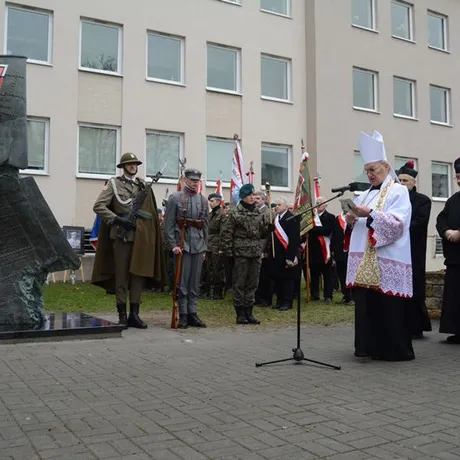 Odsłonięcie pomnika smoleńskiego - fot 2