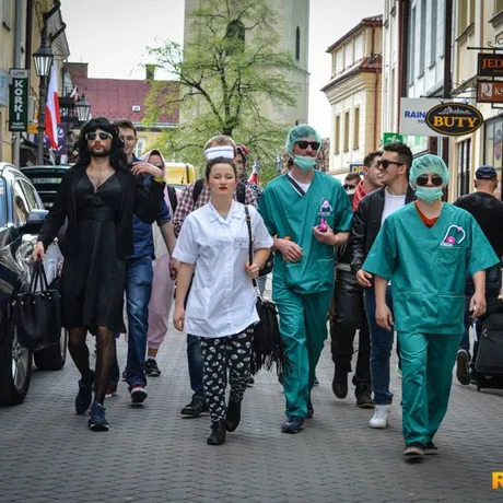 XXIII Rzeszowskie Juwenalia: Korowód na Rynku - fot 3