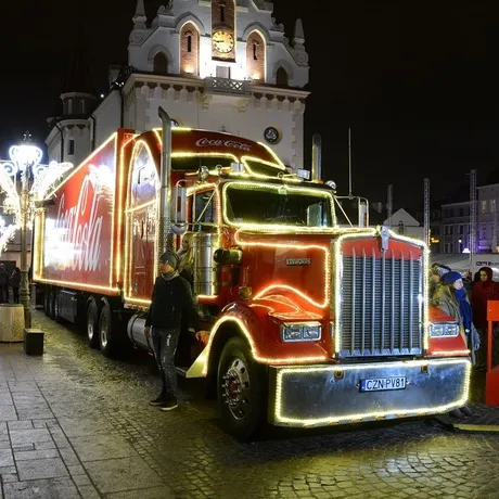 Ciężarówka Coca Coli na rzeszowskim Rynku - fot 2