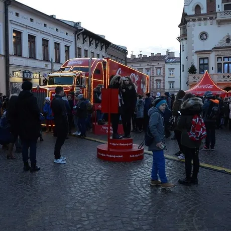 Ciężarówka Coca Coli na rzeszowskim Rynku - fot 4