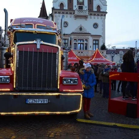 Ciężarówka Coca Coli na rzeszowskim Rynku - fot 5