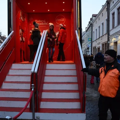 Ciężarówka Coca Coli na rzeszowskim Rynku - fot 7
