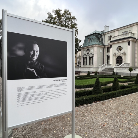 "Spotkania" - fotografie Tadeusza Poźniaka w ogrodzie Letniego Pałacu Lubomirskich - fot 3