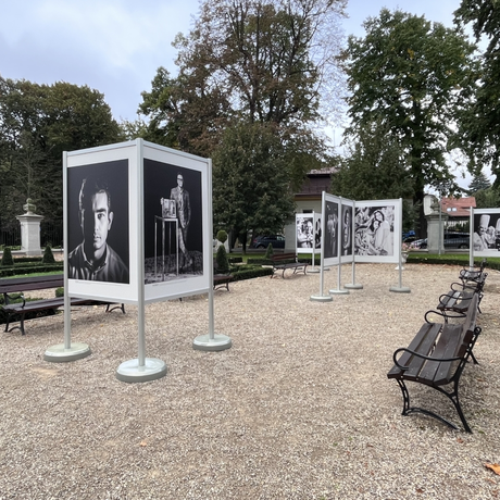 "Spotkania" - fotografie Tadeusza Poźniaka w ogrodzie Letniego Pałacu Lubomirskich - fot 12