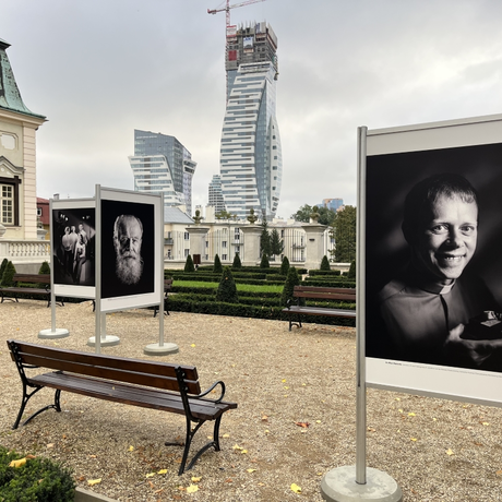 "Spotkania" - fotografie Tadeusza Poźniaka w ogrodzie Letniego Pałacu Lubomirskich - fot 13