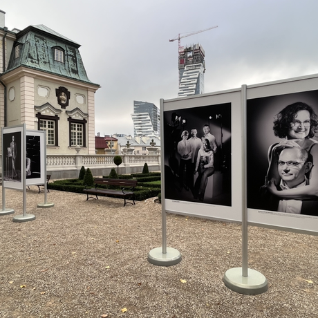 "Spotkania" - fotografie Tadeusza Poźniaka w ogrodzie Letniego Pałacu Lubomirskich - fot 4