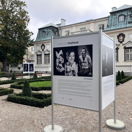 "Spotkania" - fotografie Tadeusza Poźniaka w ogrodzie Letniego Pałacu Lubomirskich - fot 5