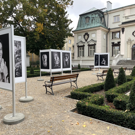 "Spotkania" - fotografie Tadeusza Poźniaka w ogrodzie Letniego Pałacu Lubomirskich - fot 9