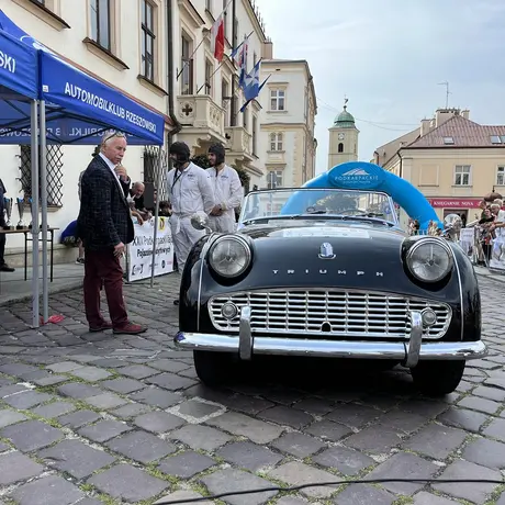 Zabytkowe pojazdy na rzeszowskim Rynku - fot 3