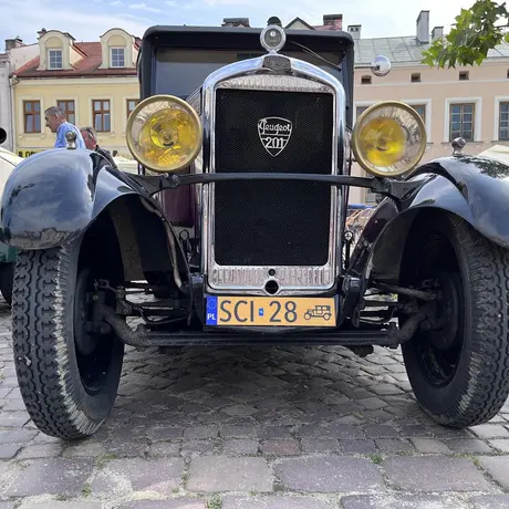 Zabytkowe pojazdy na rzeszowskim Rynku - fot 12