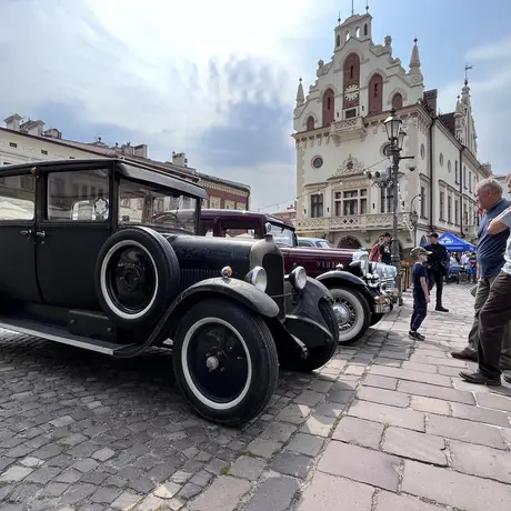 Zabytkowe pojazdy na rzeszowskim Rynku - fot 17