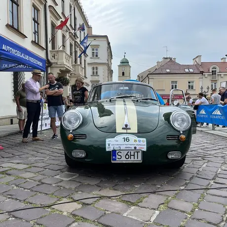Zabytkowe pojazdy na rzeszowskim Rynku - fot 20