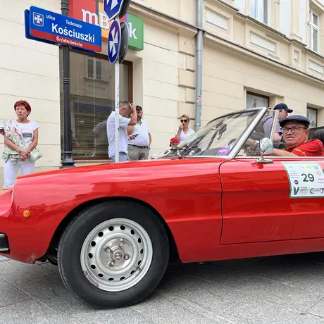 Zabytkowe pojazdy na rzeszowskim Rynku - fot 25