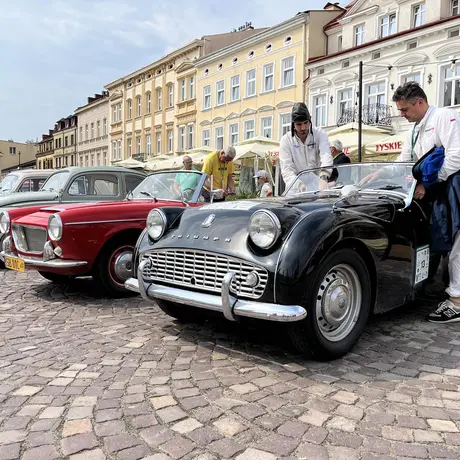 Zabytkowe pojazdy na rzeszowskim Rynku - fot 8