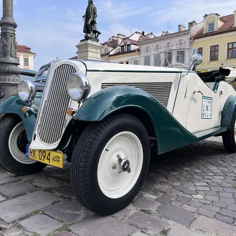 Zabytkowe pojazdy na rzeszowskim Rynku - fot 10