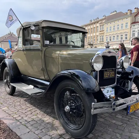Zabytkowe pojazdy na rzeszowskim Rynku - fot 1