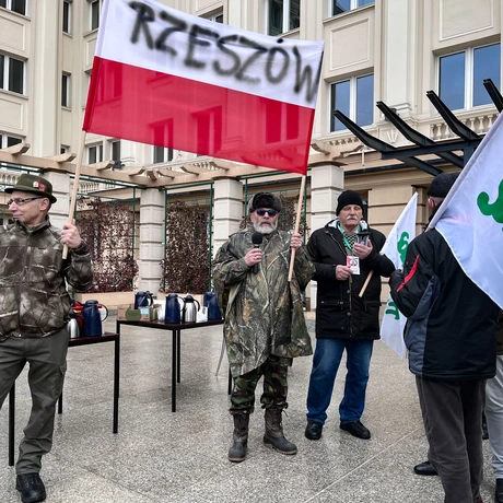Protest rolników przed Urzędem Wojewódzkim w Rzeszowie - fot 8