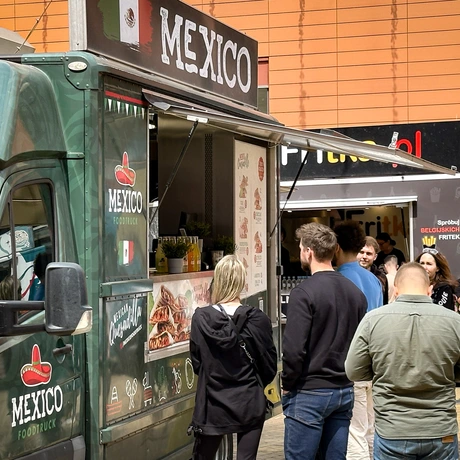 Rzeszów - Żarciowozy - zlot food trucków w Millenieum Hall - fot 11