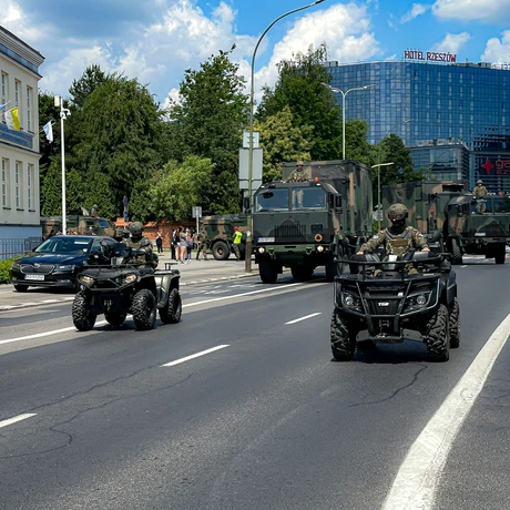 Rzeszów - Defilada wojskowa w centrum Rzeszowa [ZDJĘCIA] - fot 27
