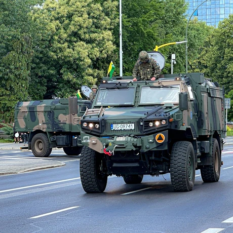 Rzeszów - Defilada wojskowa w centrum Rzeszowa [ZDJĘCIA] - fot 17