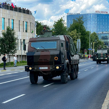 Rzeszów - Defilada wojskowa w centrum Rzeszowa [ZDJĘCIA] - fot 16