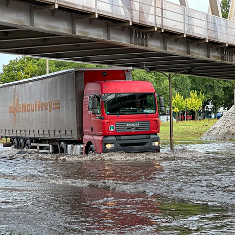 Rzeszów - Droga pod wiaduktem na al. Wyzwolenia po porannej ulewie [17.07.2024] - fot 1