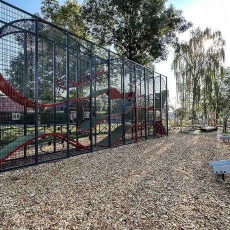 Rzeszów - Nowy teren rekreacyjny z placem zabaw na osiedlu Staromieście - fot 23