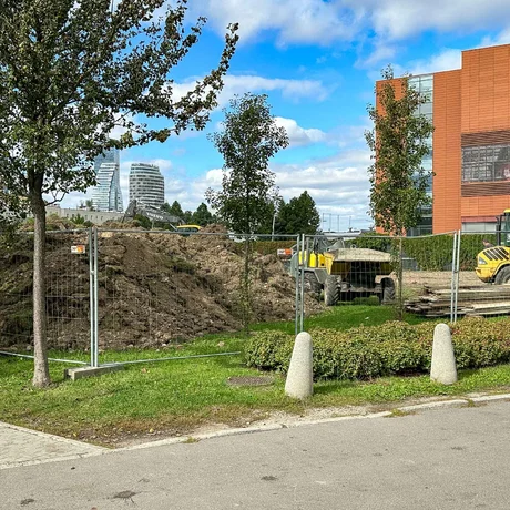 Rzeszów - Pierwsze prace przy tworzeniu ogrodu kieszonkowego w sąsiedztwie Millenium Hall [październik 2024] - fot 5