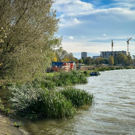 Rzeszów - Budowa miejskiej plaży nad Wisłokiem [październik 2024] - fot 21
