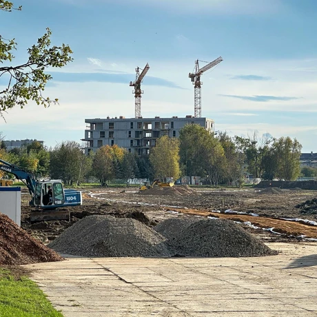 Rzeszów - Budowa miejskiej plaży nad Wisłokiem [październik 2024] - fot 19