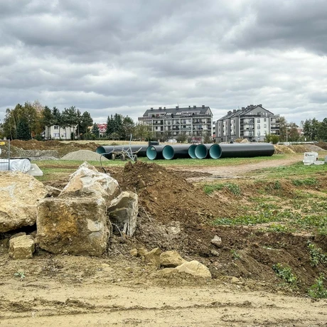 Rzeszów - Budowa drogi, która połączy ulice Krzyżanowskiego i Wieniawskiego [październik 2024] - fot 9