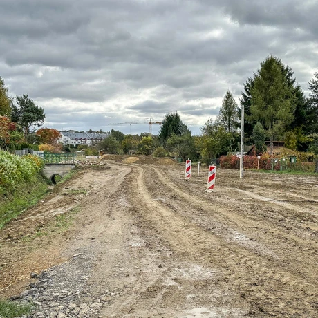 Rzeszów - Budowa drogi, która połączy ulice Krzyżanowskiego i Wieniawskiego [październik 2024] - fot 11