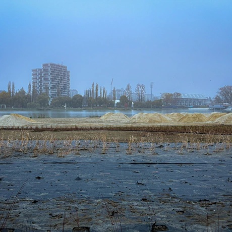 Rzeszów - Budowa miejskiej plaży nad Wisłokiem [listopad 2024] - fot 15