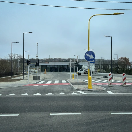 Rzeszów - Budowa Lidla oraz skrzyżowania z sygnalizacją przy al. Sikorskiego [listopad 2024] - fot 3