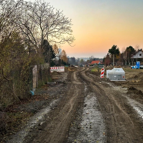 Rzeszów - Budowa drogi, która połączy ulice Krzyżanowskiego i Wieniawskiego [listopad 2024] - fot 21