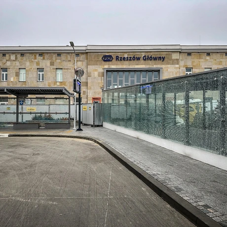 Rzeszów -  Modernizacja budynku dworca PKP w Rzeszowie [grudzień 2024] - fot 8
