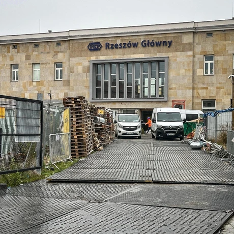 Rzeszów -  Modernizacja budynku dworca PKP w Rzeszowie [grudzień 2024] - fot 11