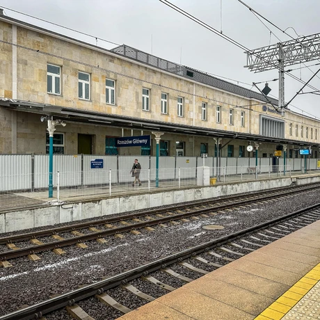 Rzeszów -  Modernizacja budynku dworca PKP w Rzeszowie [grudzień 2024] - fot 12