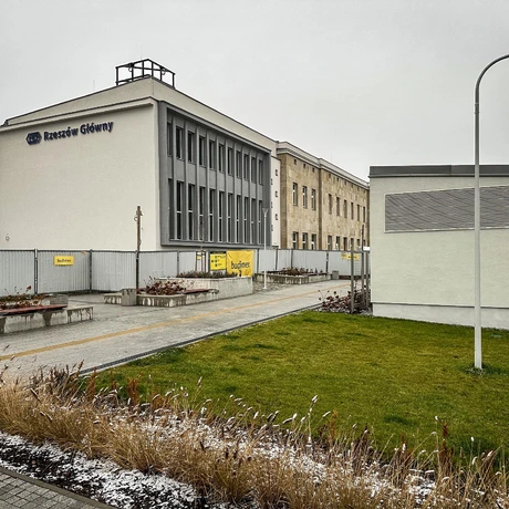 Rzeszów -  Modernizacja budynku dworca PKP w Rzeszowie [grudzień 2024] - fot 5