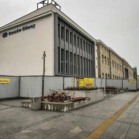Rzeszów -  Modernizacja budynku dworca PKP w Rzeszowie [grudzień 2024] - fot 6