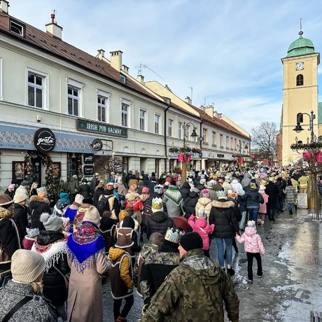 Rzeszów - 10. Orszak Trzech Króli przeszedł ulicami Rzeszowa - fot 21